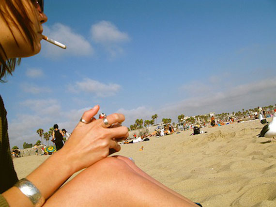 Aprobada la prohibición de fumar en «playas y espacios públicos costeros» con alguna excepción