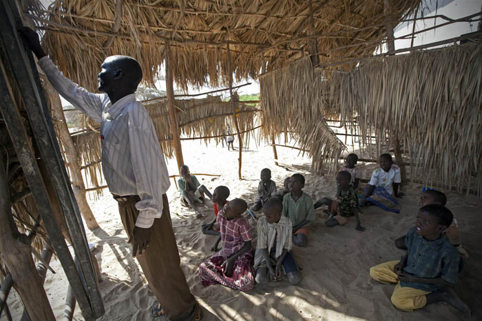 Crean escuelas móviles para educar a pueblos nómades en Kenia