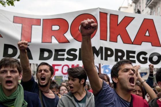 Comunistas portugueses piden referéndum para sacar al país del euro y nacionalizar la banca