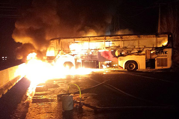 Contratistas de Codelco queman buses y bloquean Ruta 5 Sur
