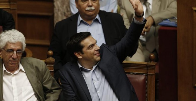 Tsipras obtiene la aprobación del Parlamento griego para iniciar la negociación del tercer rescate
