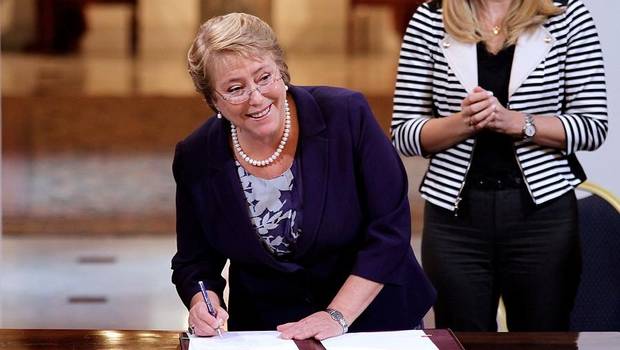 Estudiantes de la Chile presentan recurso de protección contra Bachelet por educación gratuita