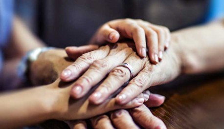 Este hombre pasó 30 días cargando a su esposa y hay una fuerte razón detrás de eso