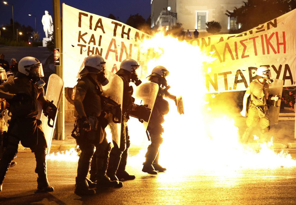 Disturbios en Atenas mientras el parlamento vota el rescate