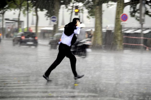 ¿Es mejor caminar o correr bajo la lluvia? La ciencia tiene la respuesta