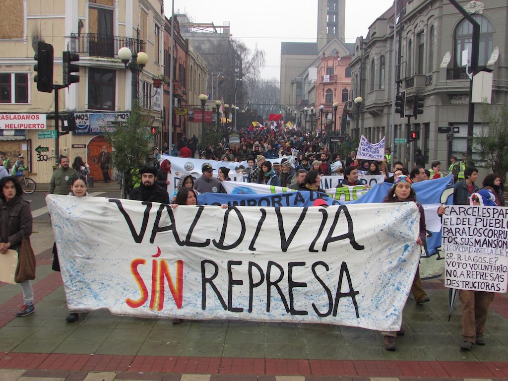 Más de 1200 personas marcharon en Valdivia en oposición a proyecto hidroeléctrico de Colbún