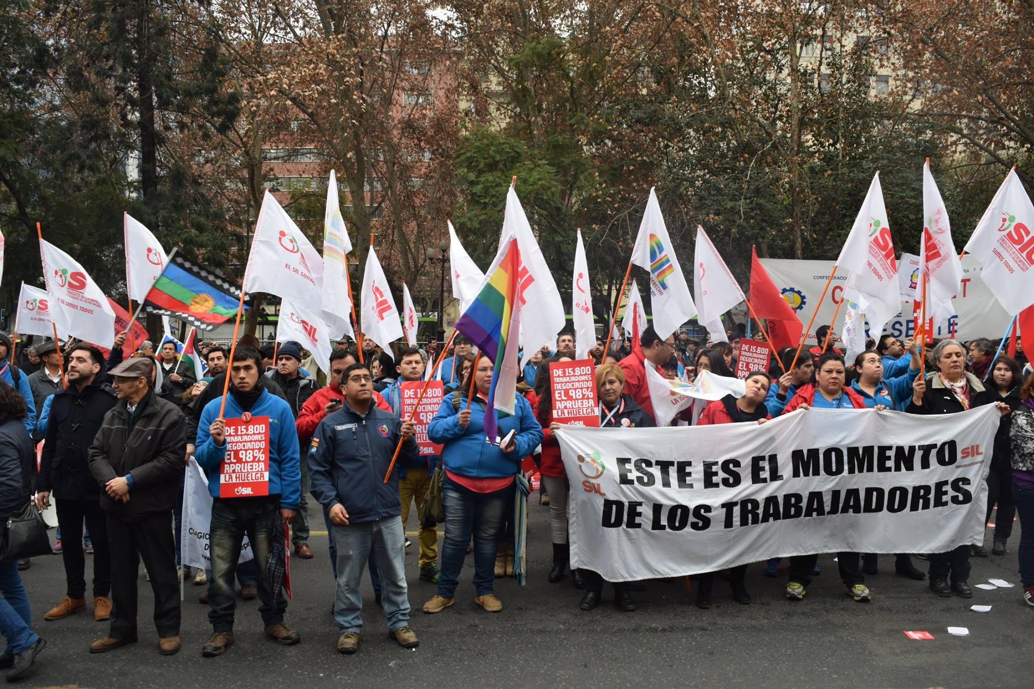 Trabajadores del Síndicato Interempresa Líder marcharon junto a la CUT