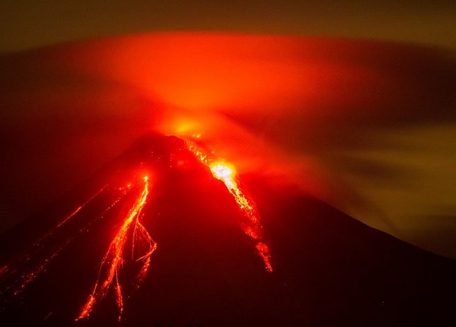Alerta por la erupción del Volcán de Colima en México