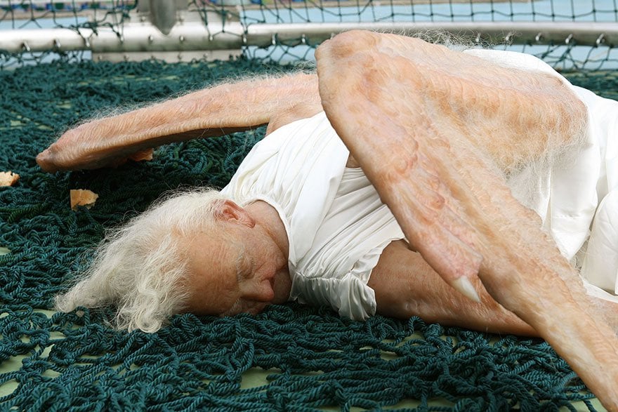 Escultura terroríficamente realista de un ángel caído creada por un dúo de artistas chinos