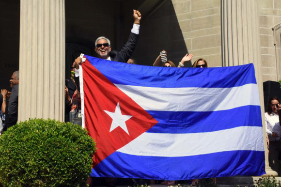 Una bandera cubana flamea nuevamente en Washington DC