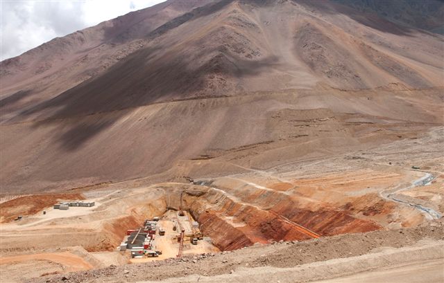 Barrick Gold acude a la justicia para anular condiciones a proyecto minero Cerro Casale