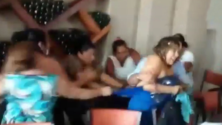 México: Atacan brutalmente a «huevazos» a una consejera electoral y la desnudan (Video)