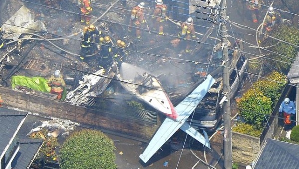 Tres muertos al caer avión en zona residencial de Tokio