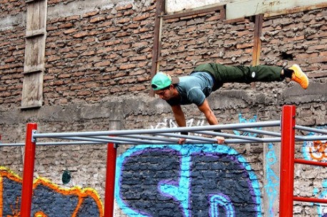 Estudiantes instalaron el primer parque de gimnasia callejera alojado en un liceo público del país