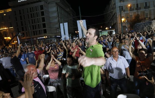Grecia celebra triunfo del NO en plaza Syntagma