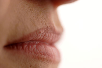 6 maneras de deshacerse naturalmente de los labios oscuros