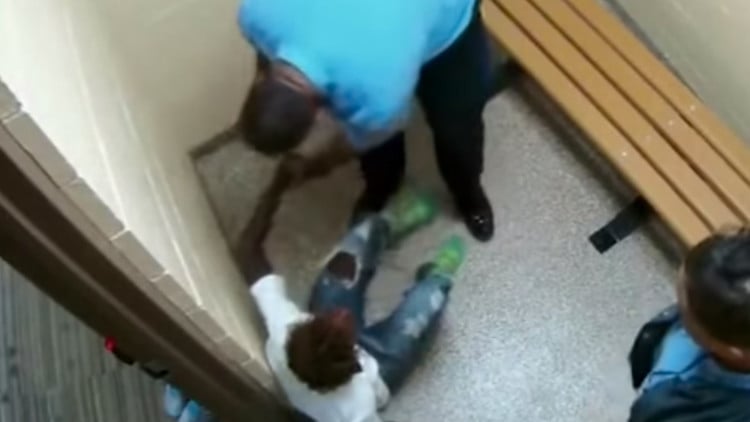 Video: Brutal paliza de un policía de EE.UU. a una joven en un centro de menores