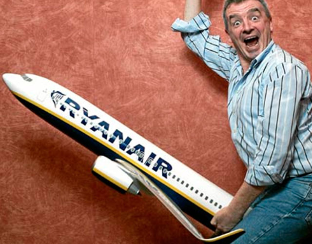 Echan a un pasajero de un avión de Ryanair por llamar «maricón miserable» a un azafato