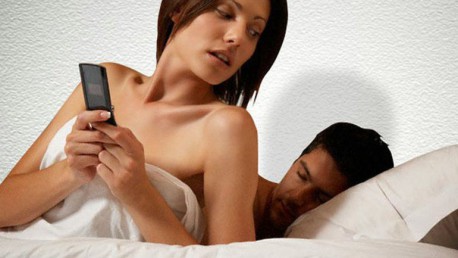 Parejas interrumpen el sexo para ver mensajes de Facebook