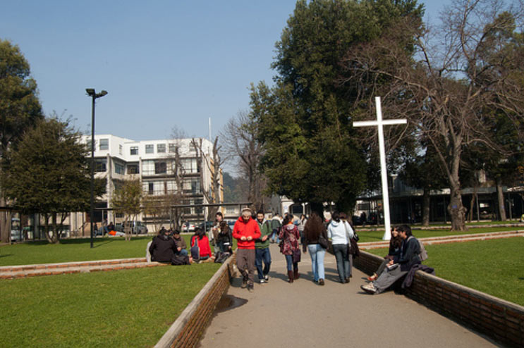 Emplazan a Rector de la U.Católica de Temuco por vínculos con cuestionados sectores empresariales