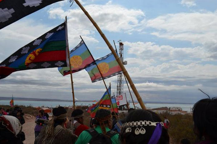 Mapuches acuerdan tregua con YPF y Chevron luego de 36 horas de bloqueo a yacimiento petrolífero