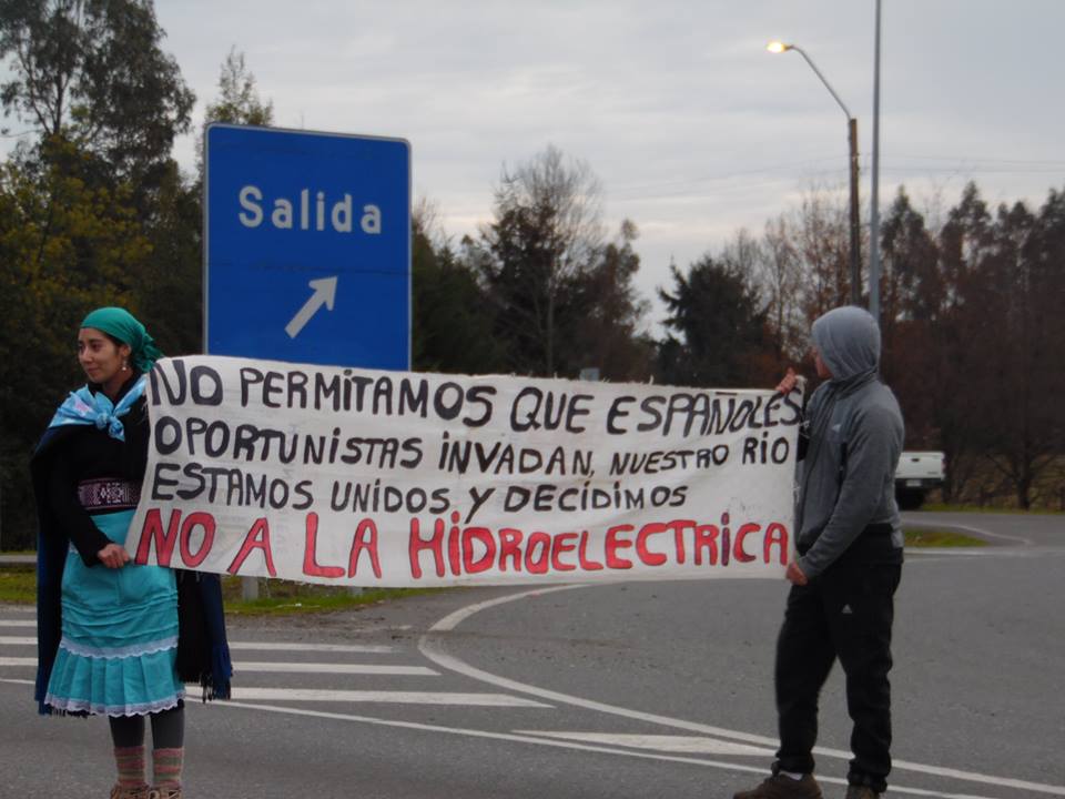 Manifestación en ruta 5 Freire – Pitrufquén contra proyectos de hidroeléctrica y termoeléctrica