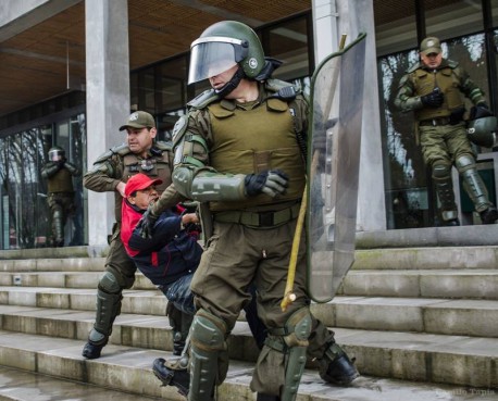 Violento desalojo de carabineros a comuneros que mantenían tomada la Gobernación de Malleco