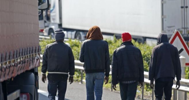 Gobierno británico encarcelará a quienes hospeden a inmigrantes sin papeles