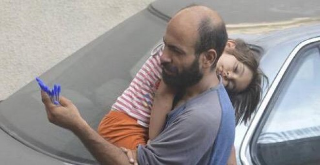 Una campaña de ‘crowfunding’ logra 70.000 dólares para un refugiado sirio que vendía lápices con su hija al cuello
