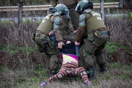 Violenta detención a comunero mapuche y mujer embarazada por carabineros que custodiaban la «marcha de camioneros»
