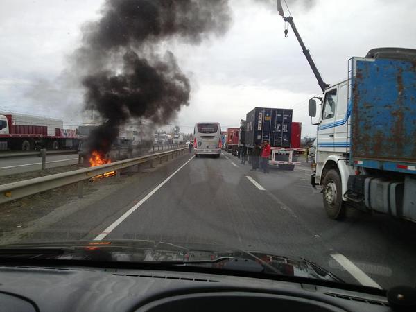 Camioneros bloquean el acceso a Santiago y lanzan desafiantes advertencias al gobierno