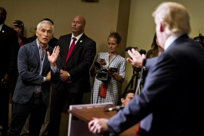 Donald Trump expulsa a periodista Jorge Ramos: «Vuelve a Univisión»