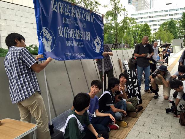 Estudiantes japoneses en huelga de hambre contra la denominada “legislación bélica”