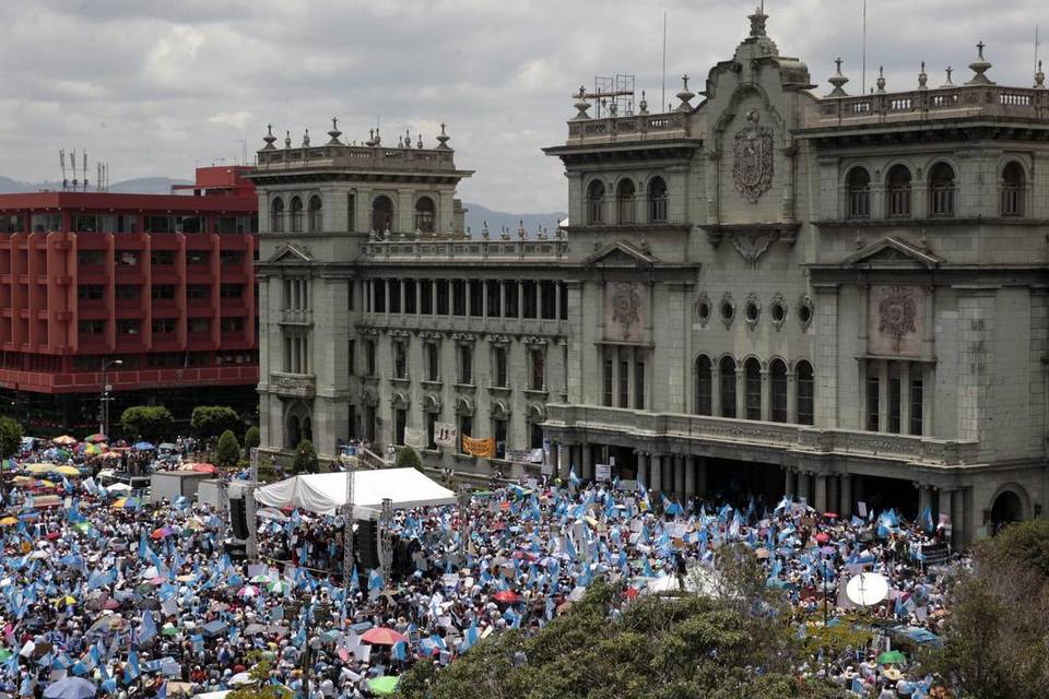 Guatemaltecos piden al Congreso quitar inmunidad a Pérez Molina