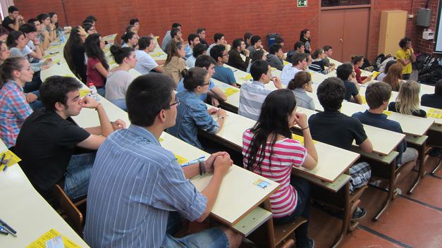 Disminuye número de universitarios en España por alza de matrículas y recorte de becas