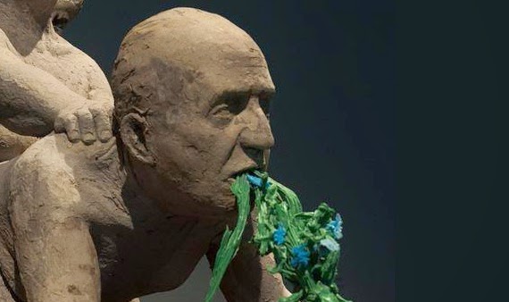 Polémica por escultura del rey Juan Carlos siendo penetrado por feminista boliviana y ella por un pastor alemán