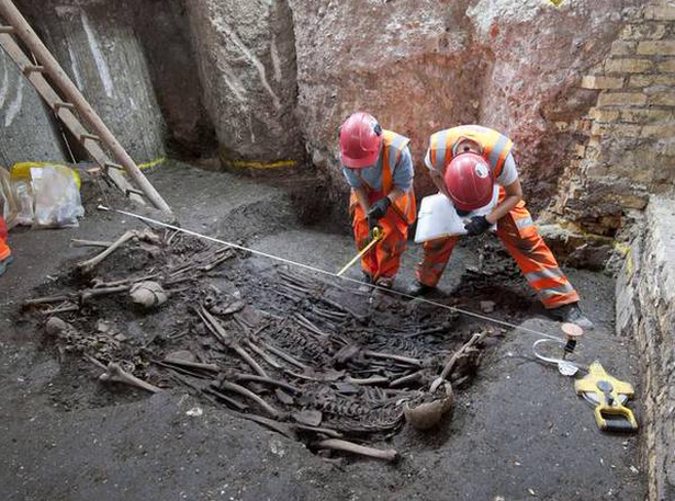 Hallan bajo Londres 30 esqueletos de posibles víctimas de la peste de 1665