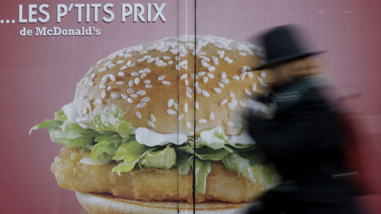 McDonald’s se disculpa tras prohibir a sus empleados compartir comida con personas sin techo