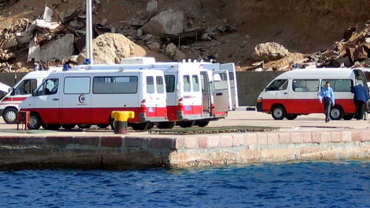 Barco turístico se hunde en el mar Rojo con 37 personas a bordo