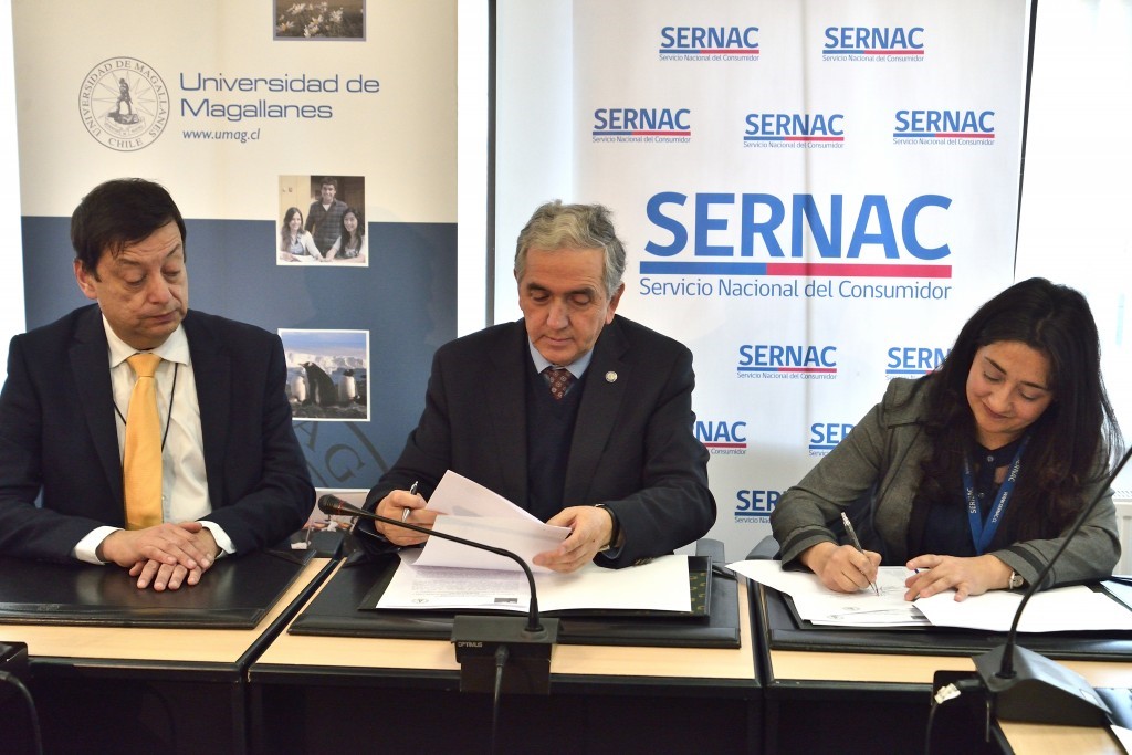 U. de Magallanes y SERNAC firman convenio de colaboración