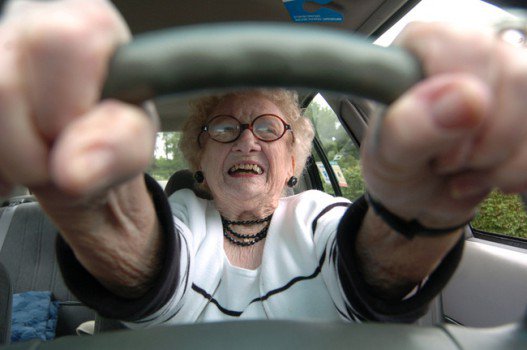 Un policía detuvo a estas ancianas por ir demasiado lento – La razón que dieron las abuelas es para morir de risa