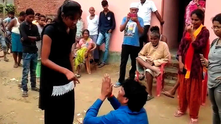 Video: Una joven india da una lección a su acosador humillándolo en público