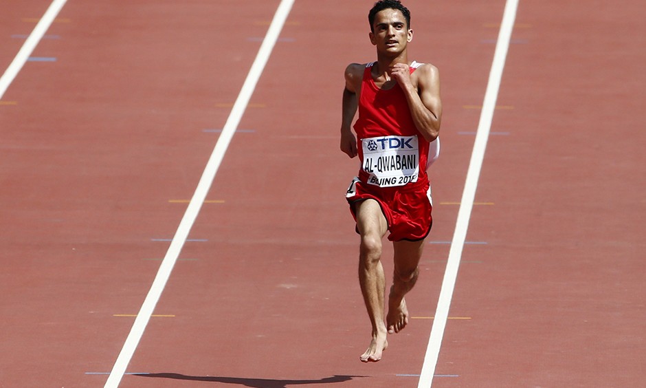 Atleta corre descalzo los 5000 metros en Beijing
