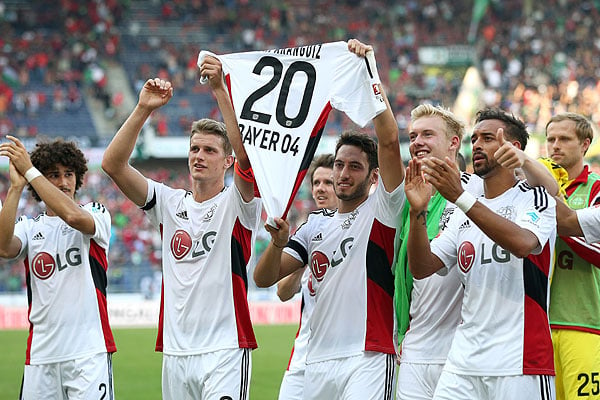 Jugadores de Leverkusen dedican triunfo a Aránguiz