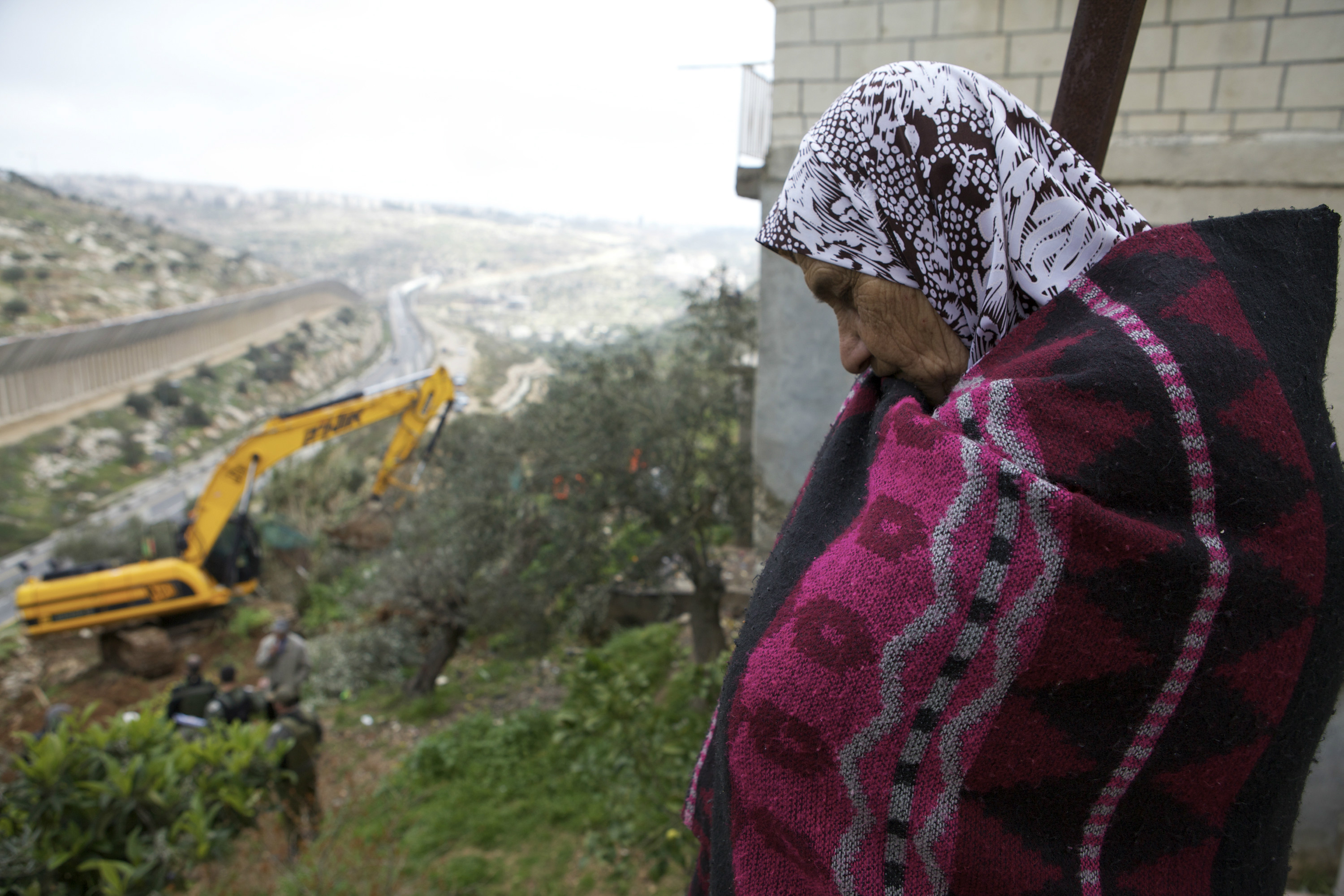 El Ejército israelí arranca decenas de árboles para construir un muro en una localidad palestina