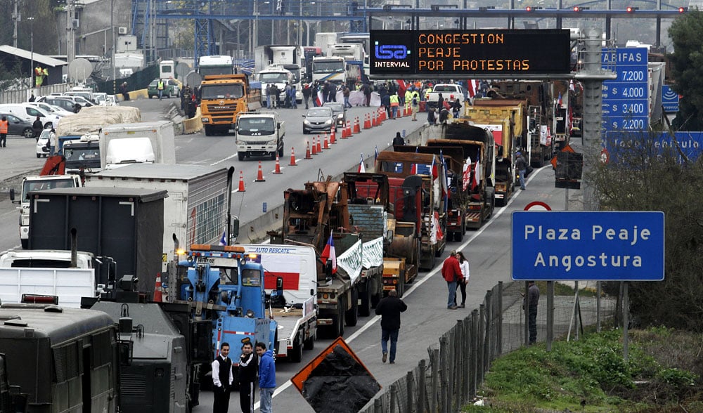 Dirigentes de camioneros amenazan con llegar nuevamente con máquinas a La Moneda