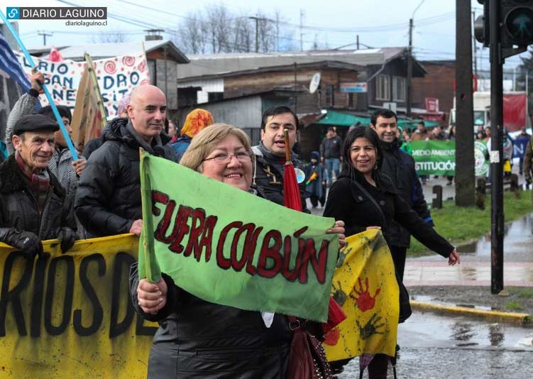 Ambientalistas, políticos, mapuches, niños y ancianos protestaron contra hidroeléctrica de Colbún