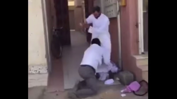 Un video de un saudita golpeando brutalmente a un trabajador extranjero indigna la Red