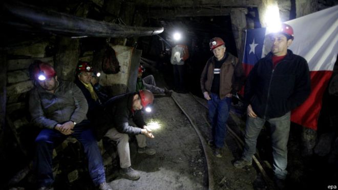Los 73 mineros intensifican sus protestas para forzar respuesta de la empresa