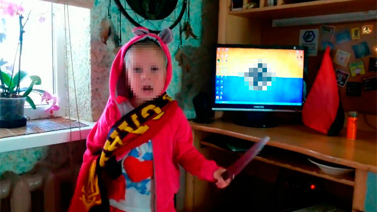Video chocante: una niña ucraniana hace el saludo nazi e insta a «acuchillar a los rusos»
